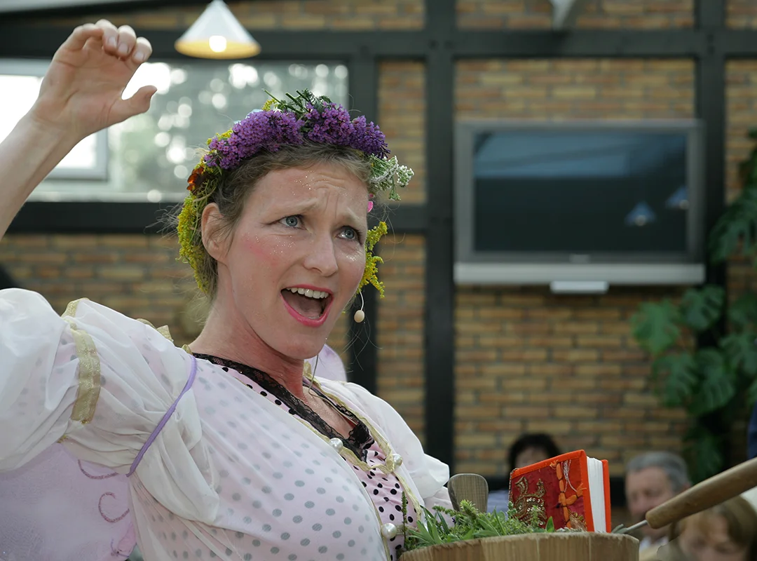 Schauspielerin Simone Silberzahn  vom Chansontheater Silberzahn bei einem festlichen Anlass